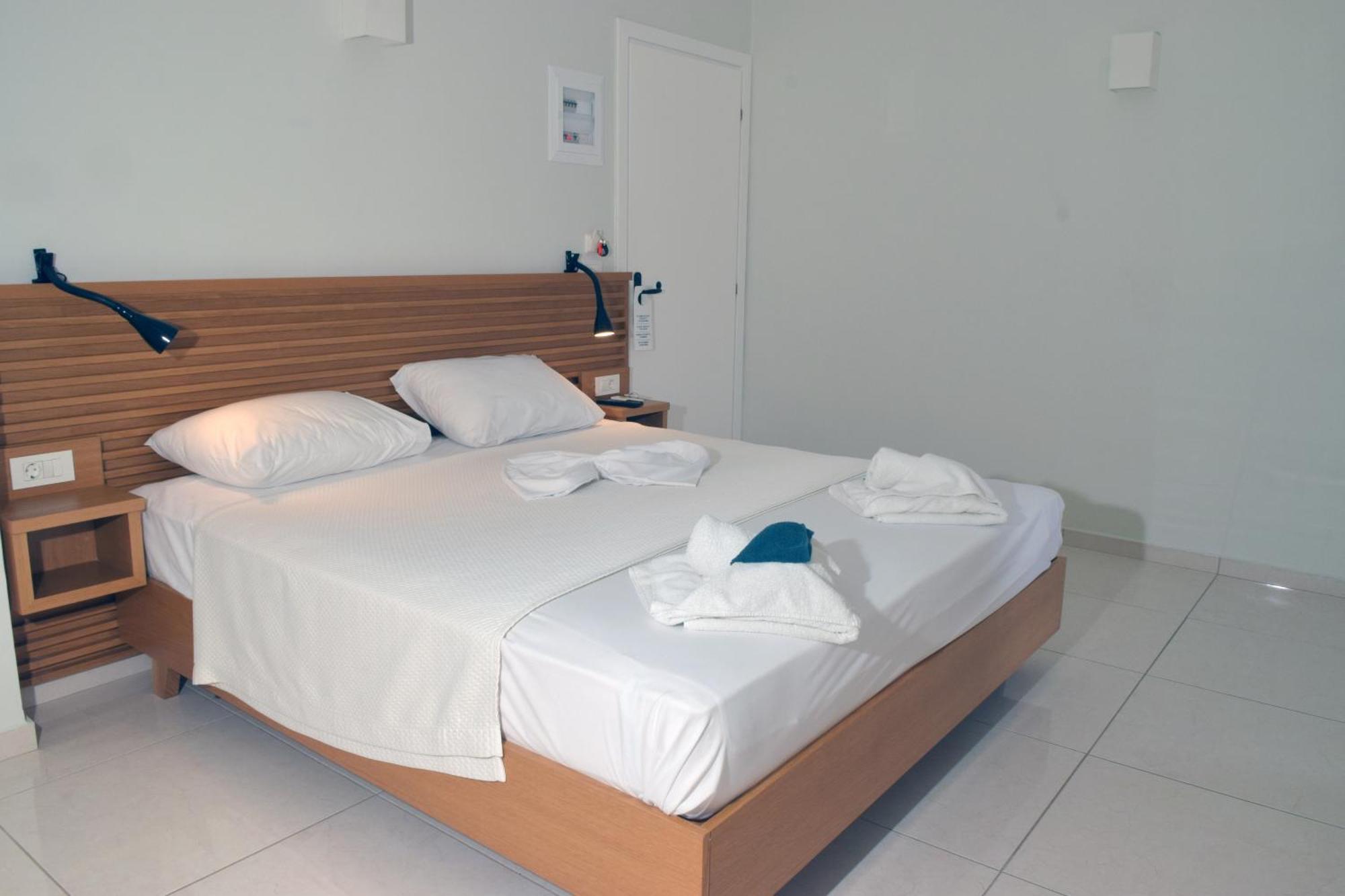 Mithos Premium Rooms Agia Marina  Ngoại thất bức ảnh